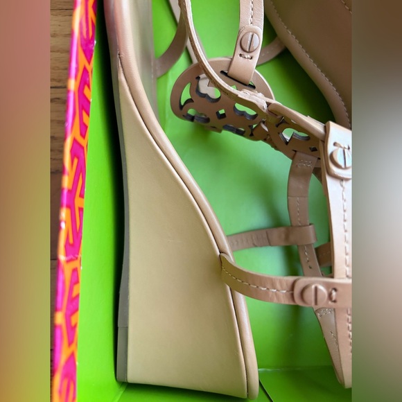 Tory Burch Miller 60MM Wedge - Beige T-Strap Leather Sandals with Logo Medallion - Picture 8 of 11